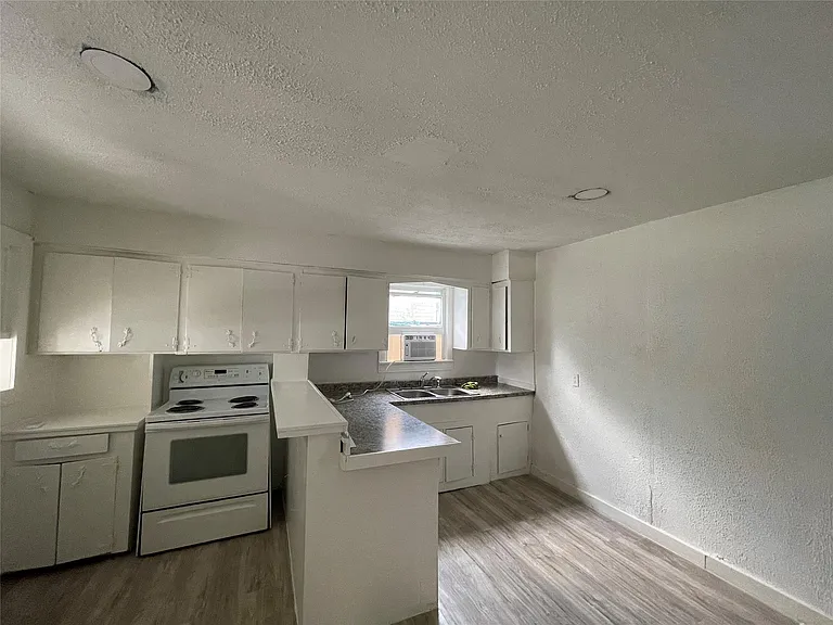 4602 Leffingwell St — Photo 3