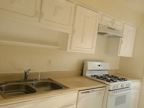 3rd image of 14383 Berkshire Dr