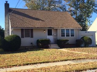 35 Arlyn Dr E, Massapequa, NY 11758