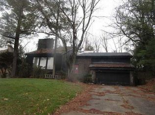 1660 Queens Dr, South Park, PA 15129