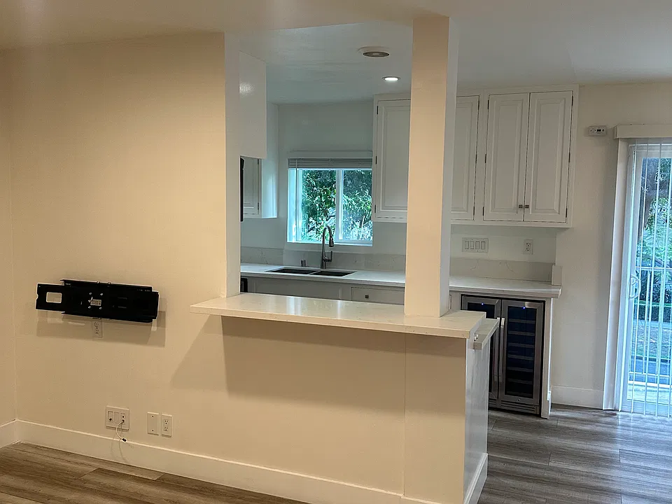 8231 De Longpre Ave #1