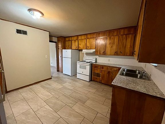 3rd image of 902 Young St