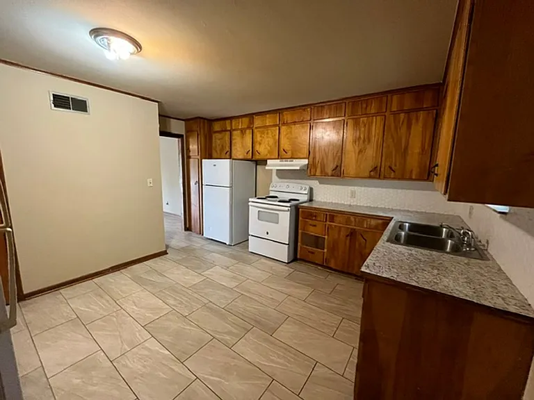 902 Young St — Photo 3