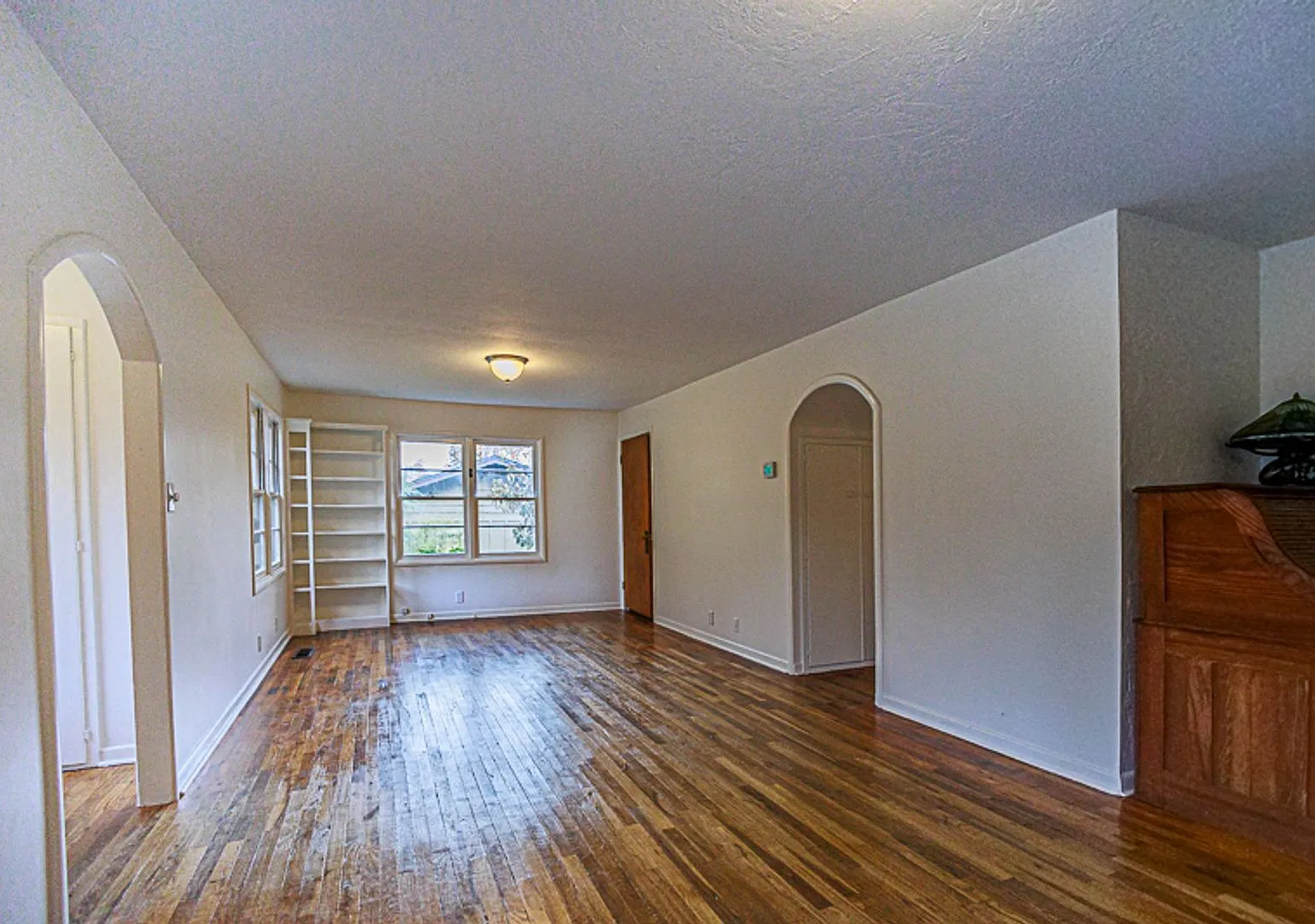 Charming three bedroom, two bath home with a Garage — Photo 2