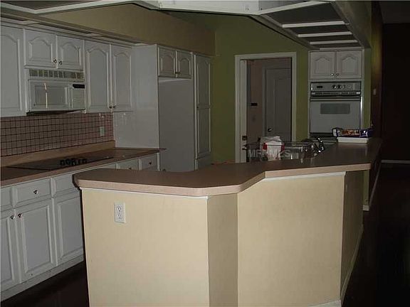 4th image of 16033 Penwood Dr