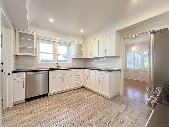 5th image of 421 S Doheny Dr