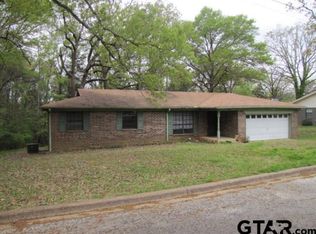 605 Crestwood Dr, Palestine, TX 75803