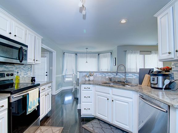 4th image of 1330 Riding Brook Dr
