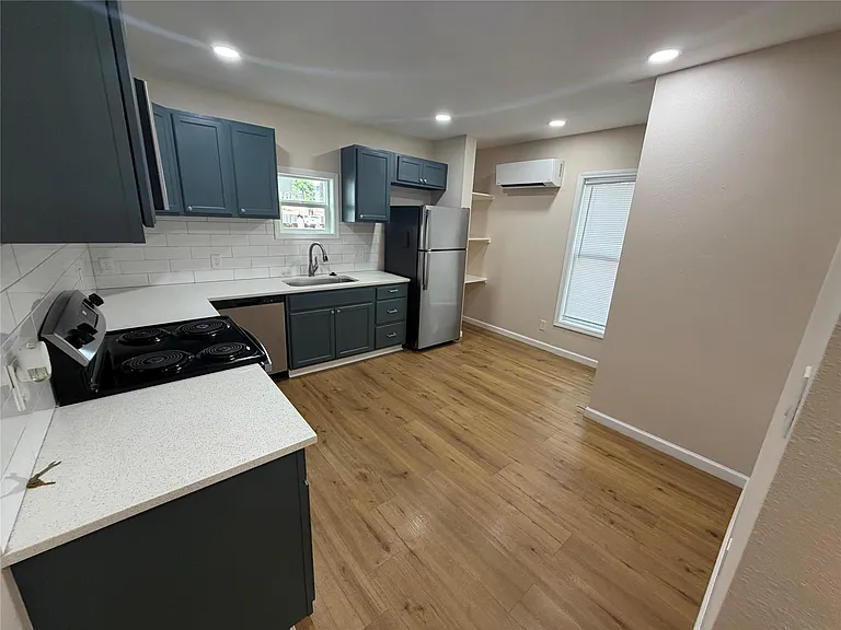 702 E Main St — Photo 2