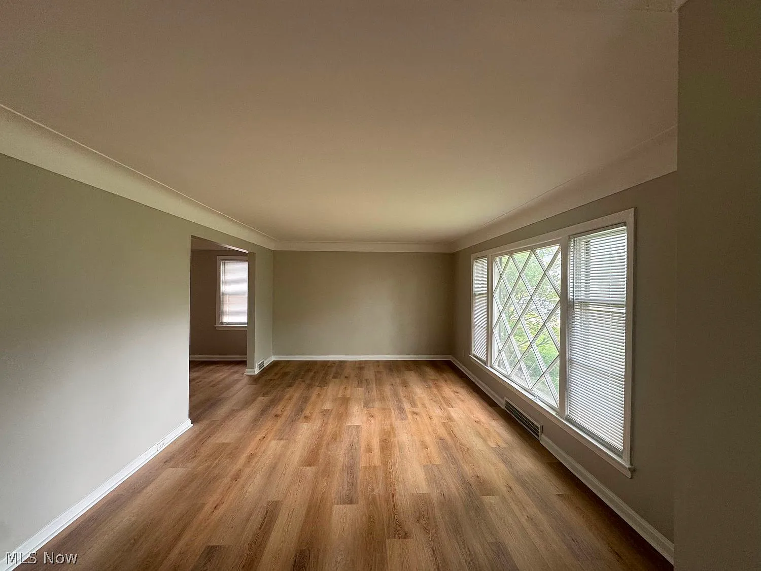 3 bed, 1.5 bath, 1552 sqft, $2,100 — Photo 2