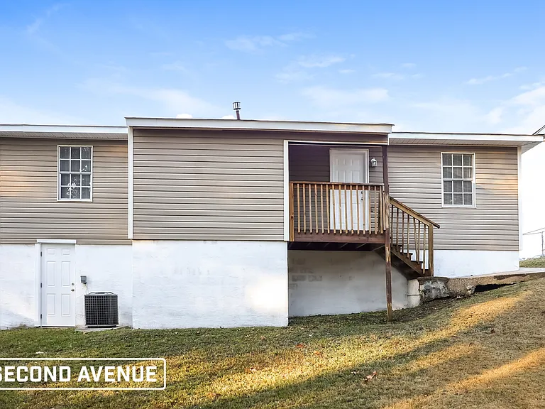 1739 Huntington Dr — Photo 15