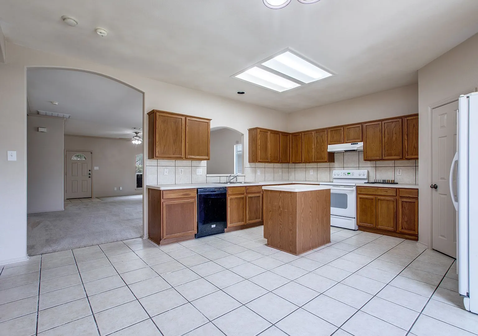 5 Bedroom/2.5 Bathroom Westover Elm Subdivision — Photo 3
