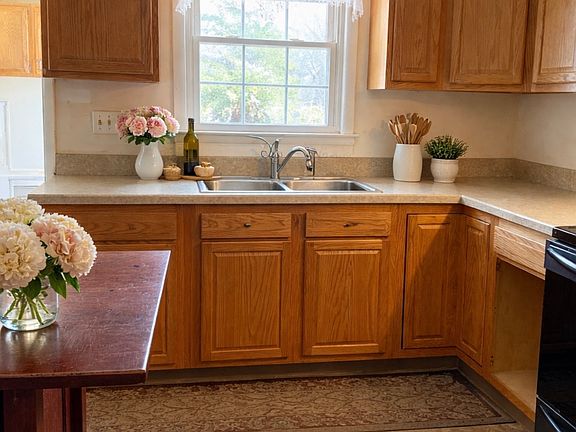 4th image of 158 Leetes Island Road