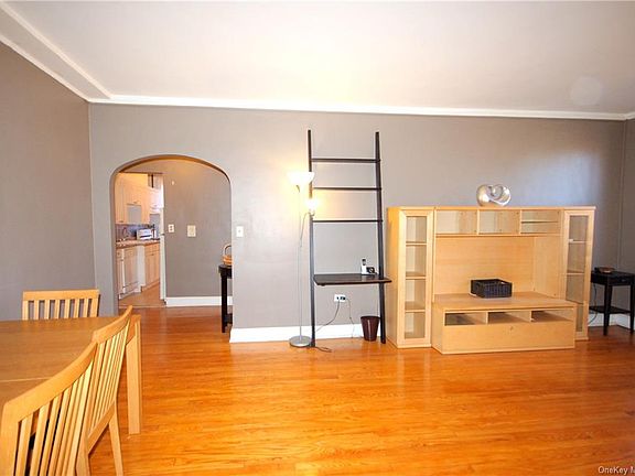 4th image of 423 Larchmont Acres APT D