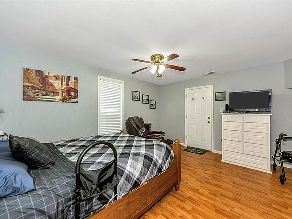 5th image of 406 S Shoreline Dr