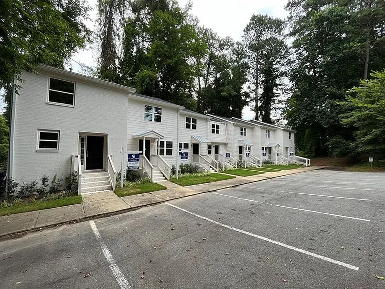 212 N Peartree Ln #E — Photo 16