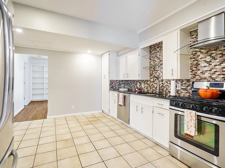 3135 Hedgerow Dr — Photo 10