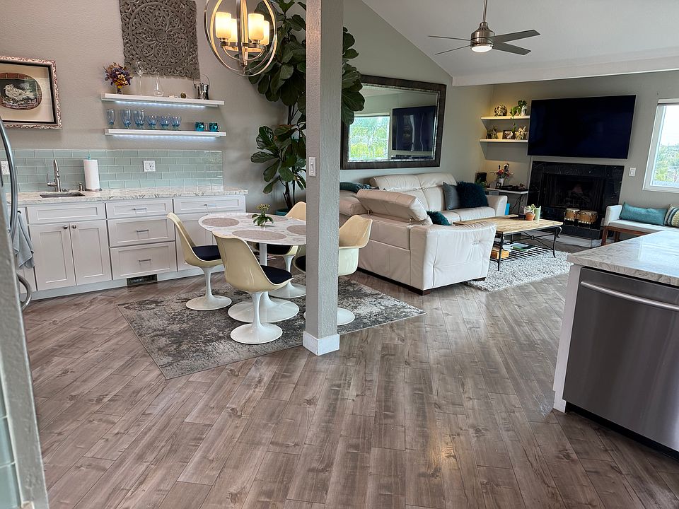 Living/dining area