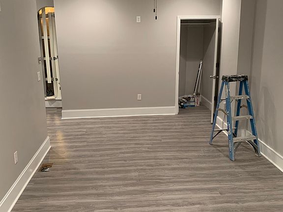 5th image of 809 W 10th St Unit 3