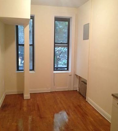 4th image of 102 Charlton St APT 2