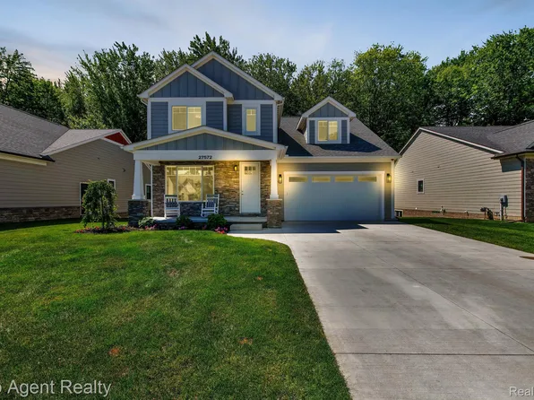 27572 Coleridge St, Harrison Township, MI 48045