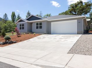 687 SE Garden Way Dr, Winston, OR 97496