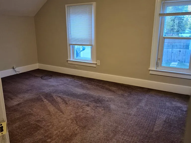 210 W Rundell St — Photo 5
