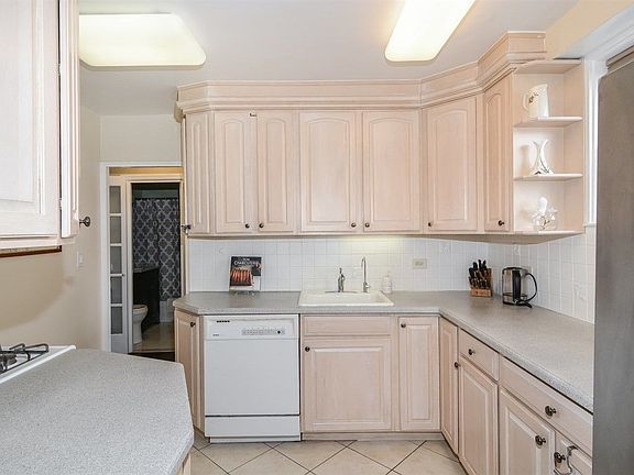 4th image of 5900 Arlington Ave APT 20J