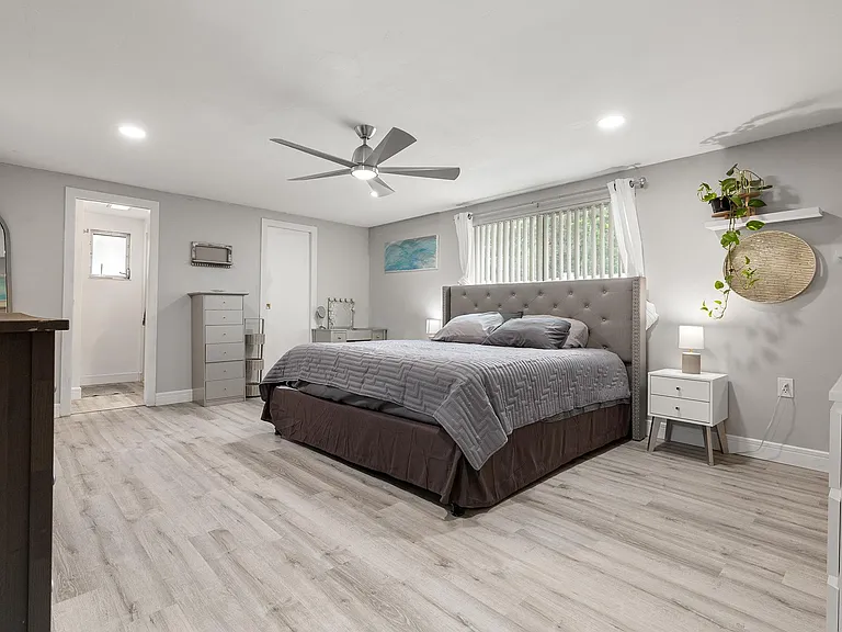 5651 Kelly Dr N — Photo 18