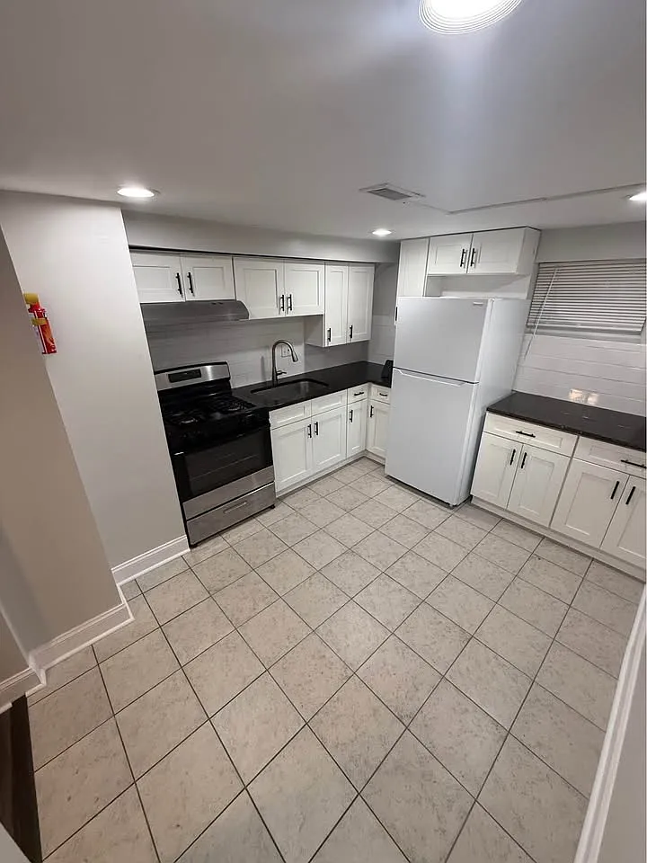 Building Photo - 7405 Beech Ave