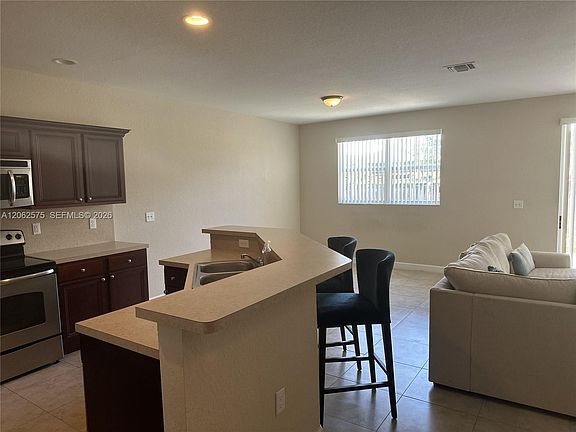 4th image of 1015 NE 208th St