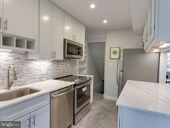 5th image of 3537 S Wakefield St