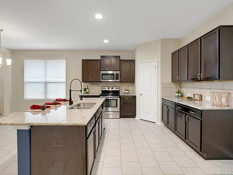 428 Kings Way — Photo 4