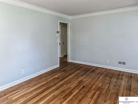 5th image of 4734 Burdette St