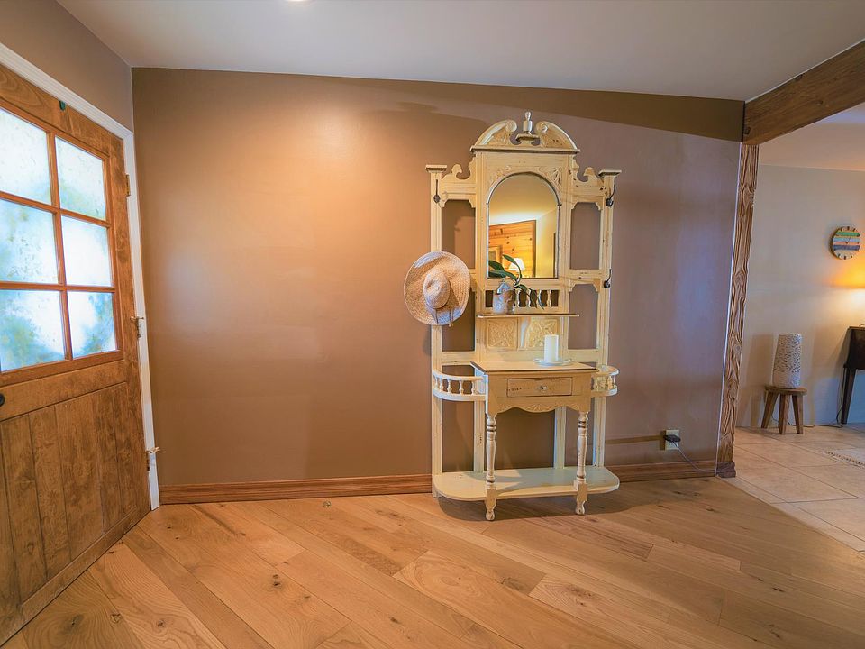 Foyer w hall tree