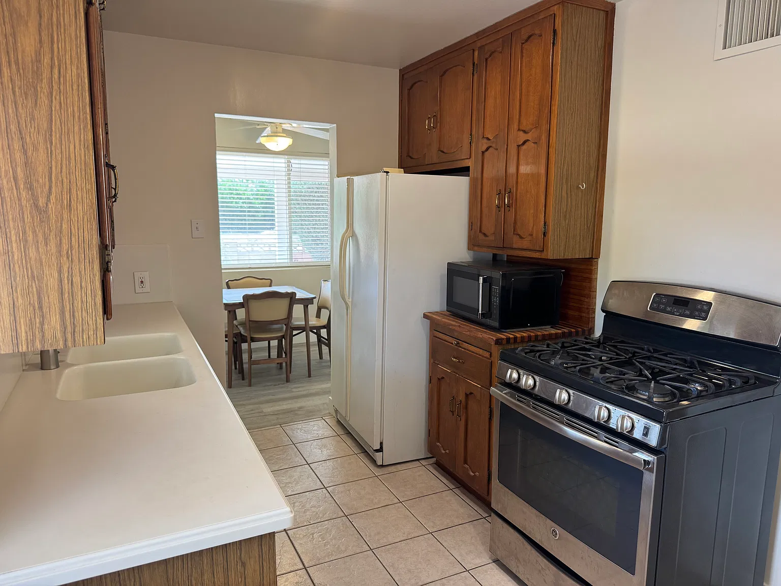3 bed, 1064 sqft, $1,900 — Photo 2