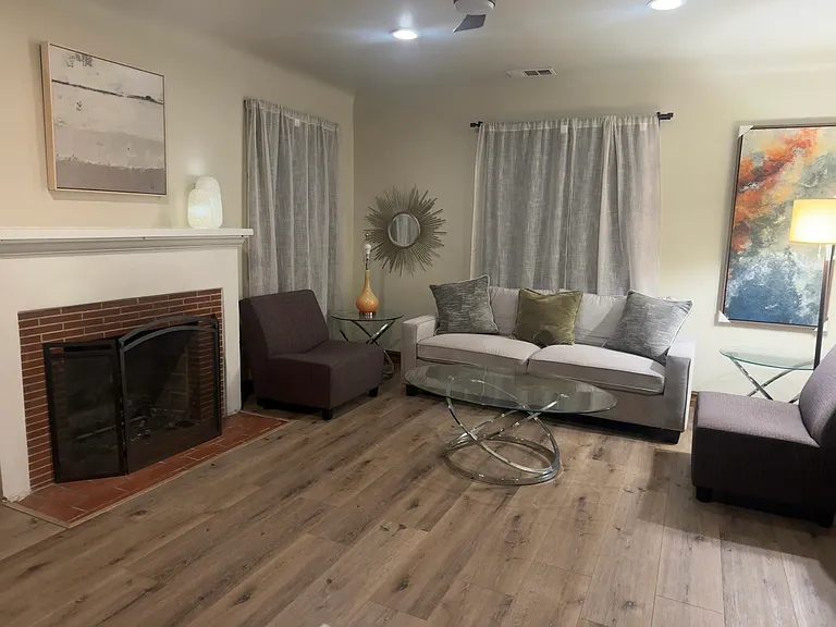 Yellowstone St — Photo 18