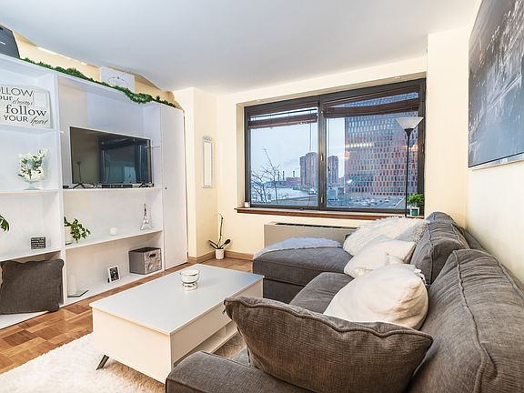 3rd image of 415 E 37th St #5EE