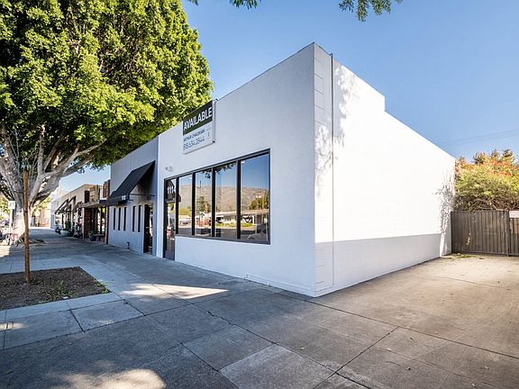3rd image of 1114 W Magnolia Blvd