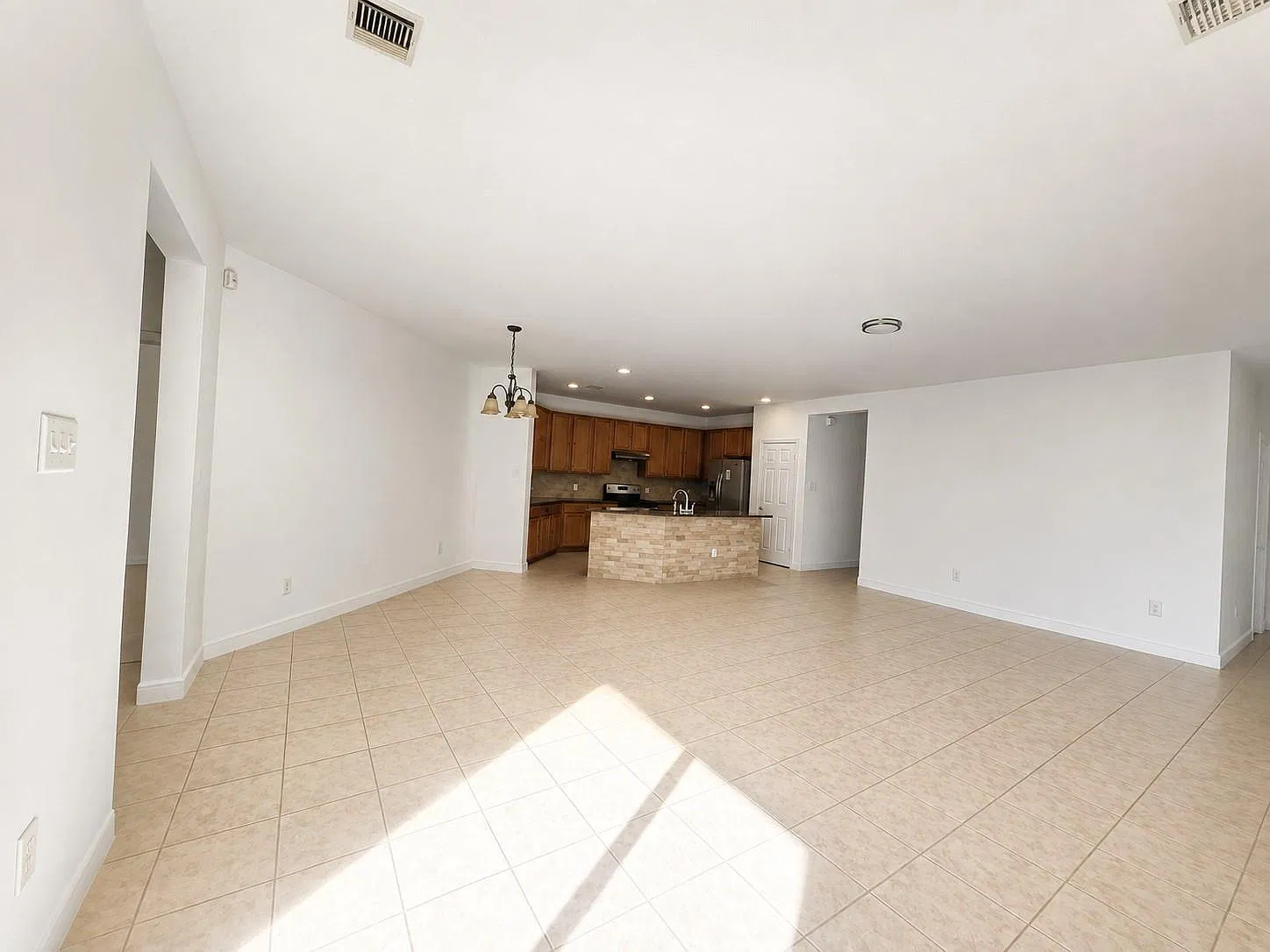 3 bed, 2.0 bath, 1648 sqft, $1,975 — Photo 4