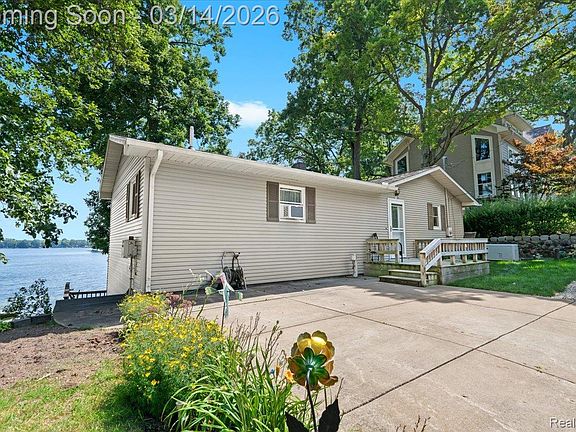 2nd image of 978 Ridge Ct