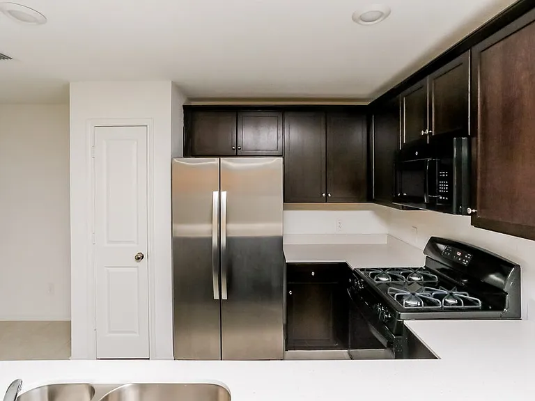 1017 Crestview Dr — Photo 9