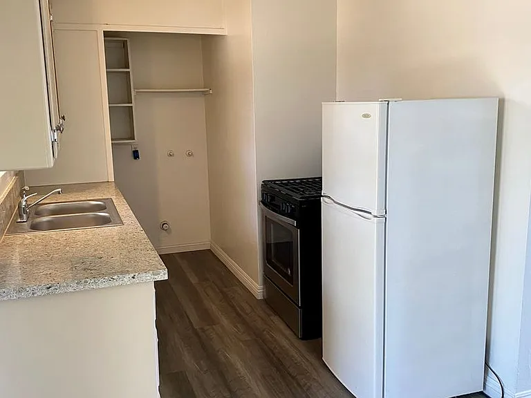 560 E Oakland Ave — Photo 13