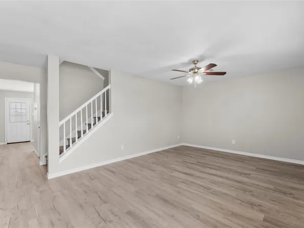 121 Green Isle Ave, Dickinson, TX 77539