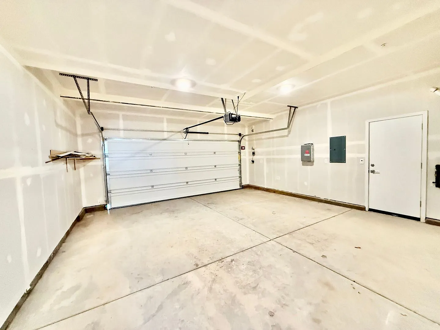 Nice home available now — Photo 4