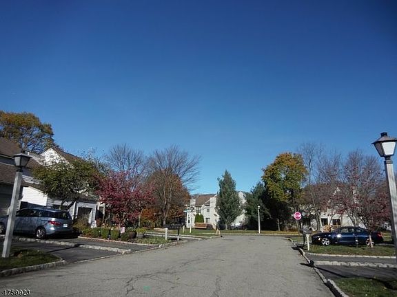 3rd image of 411 Hawthorne Ct