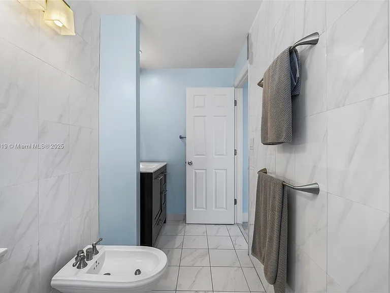 311 N Surf Rd — Photo 47