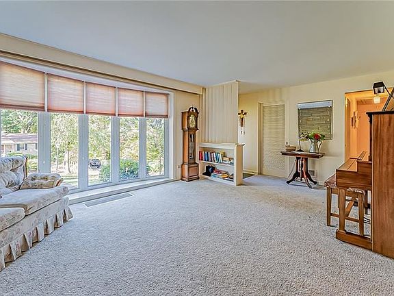 3rd image of 104 N Pine Dr