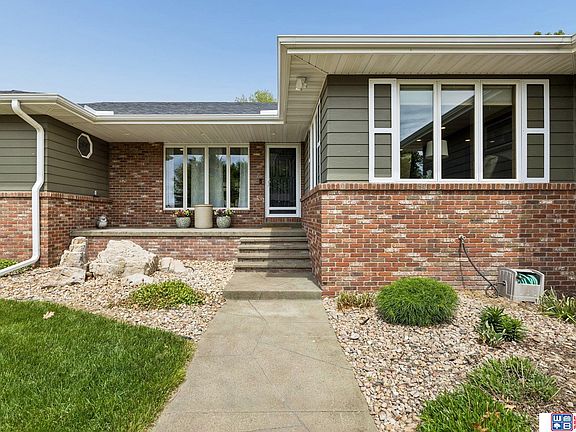 5th image of 915 Woodcrest Ct