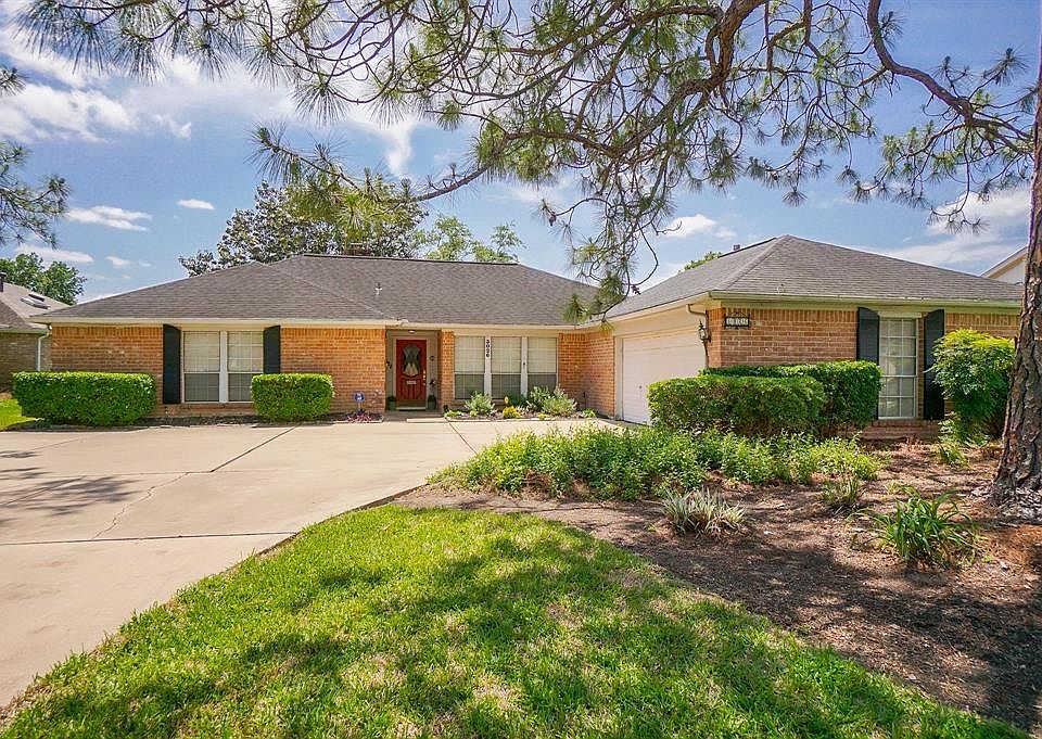 Anyone looking for a 1 story home on the golf course with a pool? You have found it!